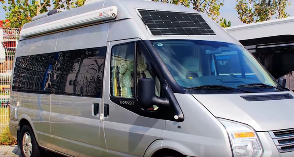 Painel solar no telhado de um carro