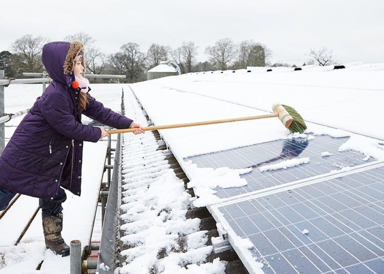 How does a solar station cope with work in winter (photo)